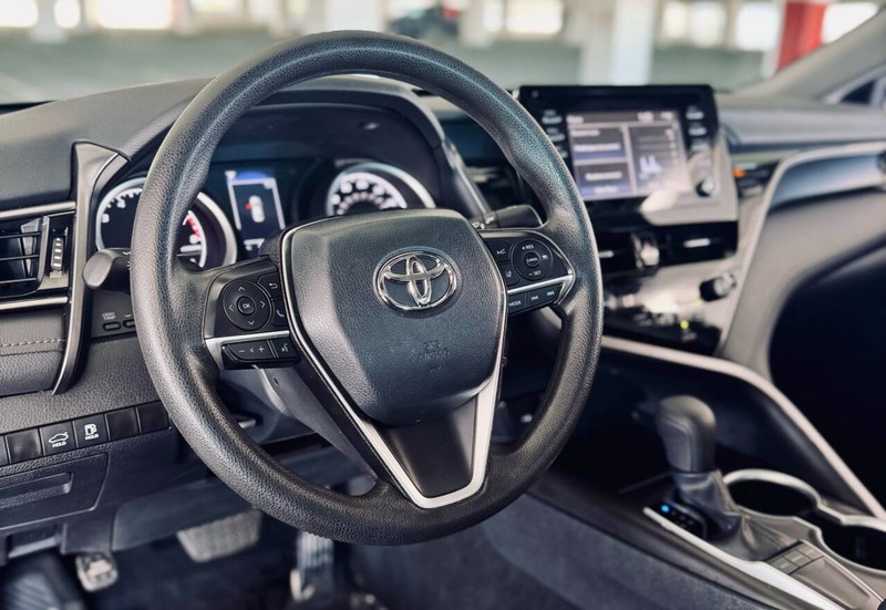 Toyota Camry Vehicle Full-screen Gallery Image 17