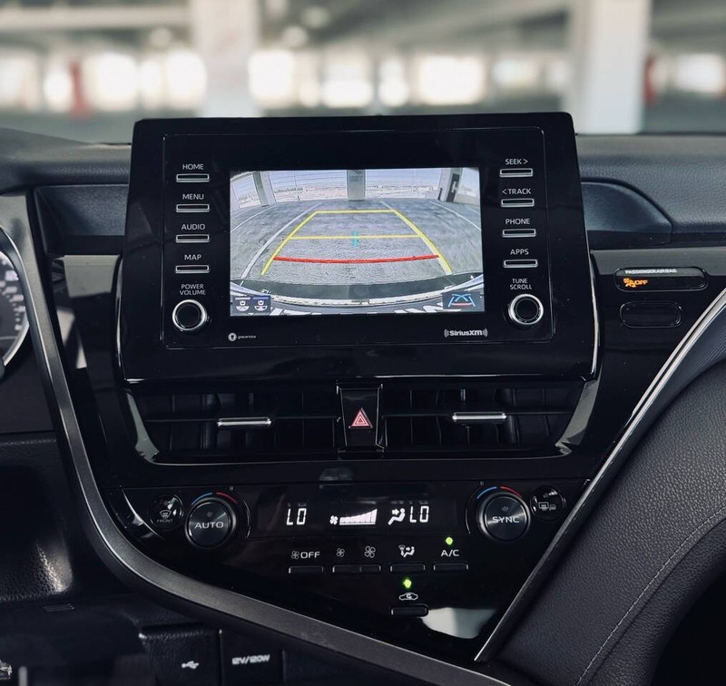 Toyota Camry Vehicle Full-screen Gallery Image 18
