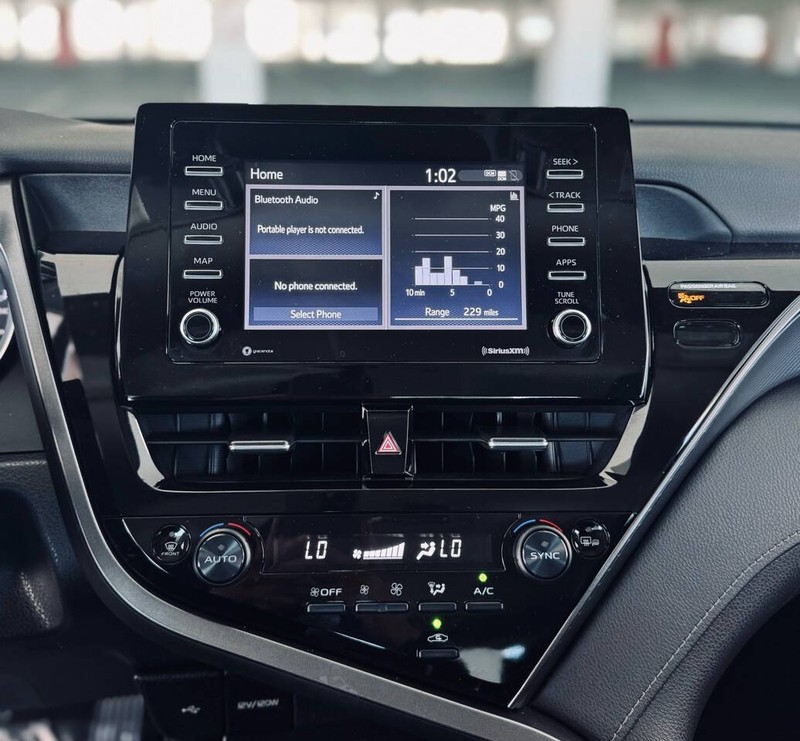 Toyota Camry Vehicle Full-screen Gallery Image 19