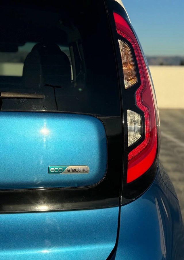 Kia Soul EV Vehicle Full-screen Gallery Image 12