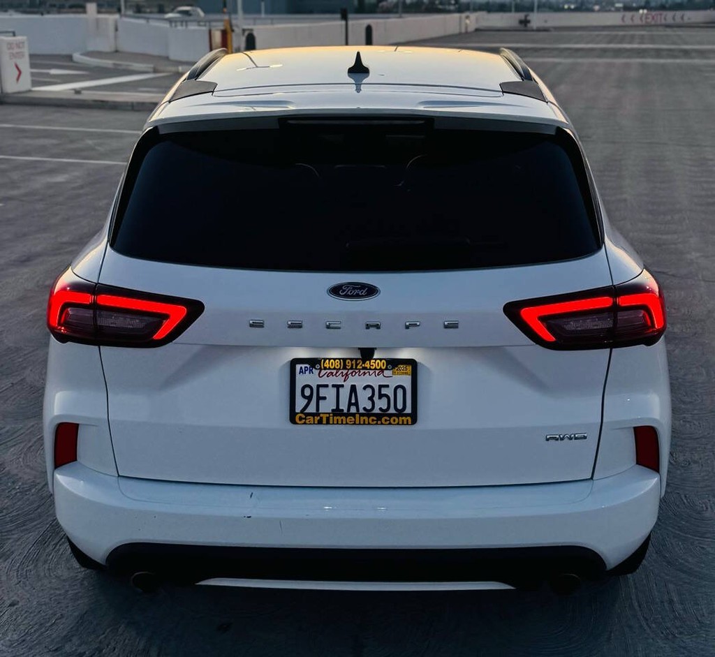 Ford Escape Vehicle Full-screen Gallery Image 07