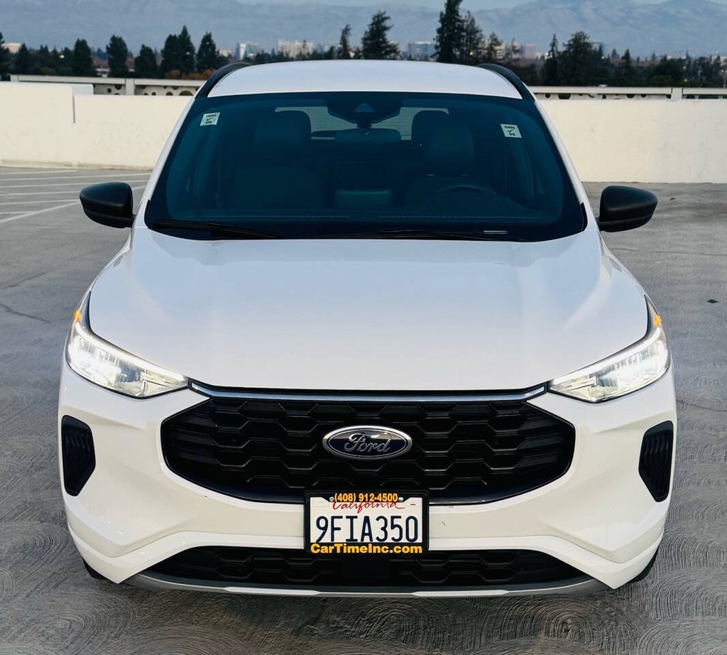 Ford Escape Vehicle Full-screen Gallery Image 11