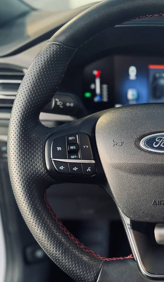 Ford Escape Vehicle Full-screen Gallery Image 15