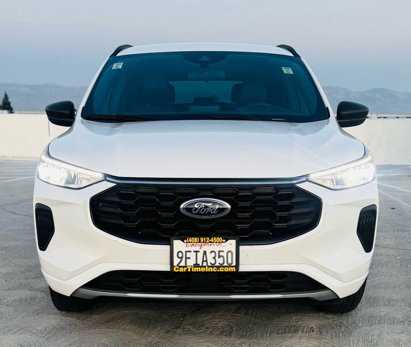Ford Escape Vehicle Full-screen Gallery Image 12