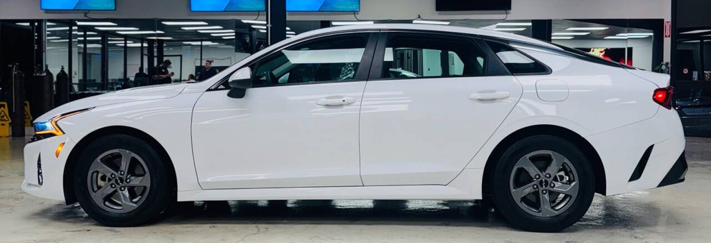 Kia K5 Vehicle Full-screen Gallery Image 03