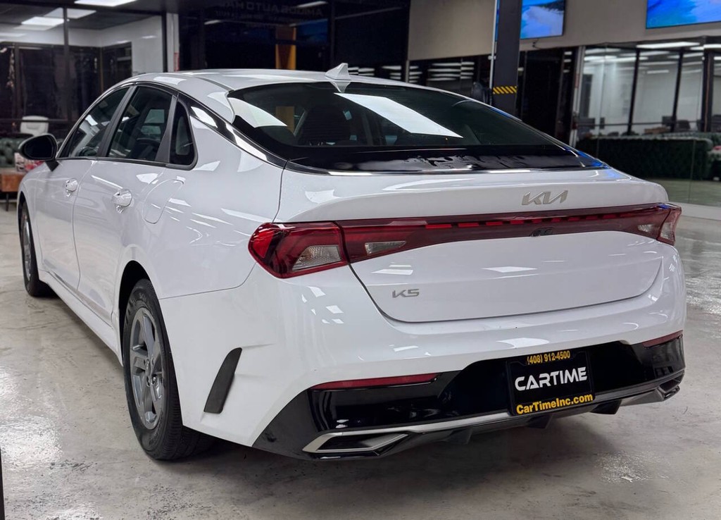 Kia K5 Vehicle Full-screen Gallery Image 05