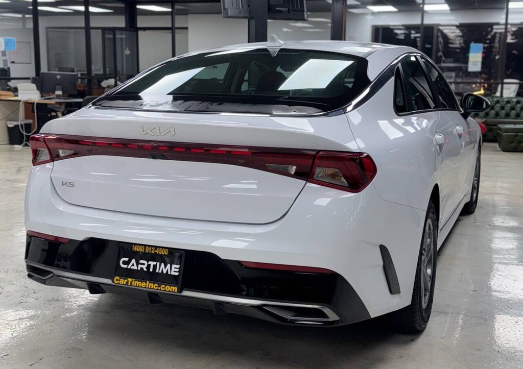 Kia K5 Vehicle Full-screen Gallery Image 06