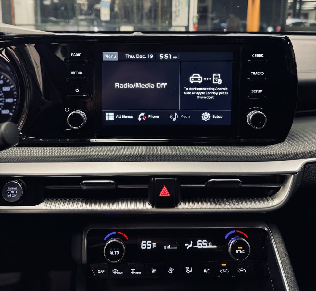 Kia K5 Vehicle Full-screen Gallery Image 17