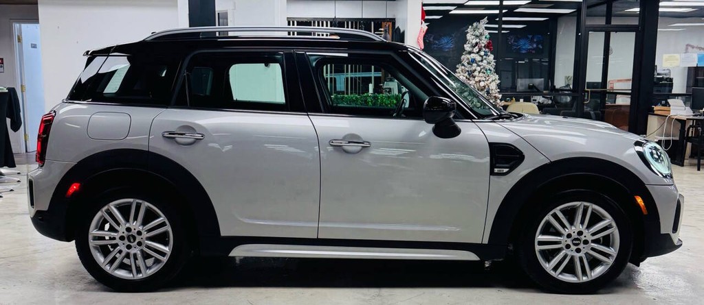 MINI Countryman Vehicle Full-screen Gallery Image 04