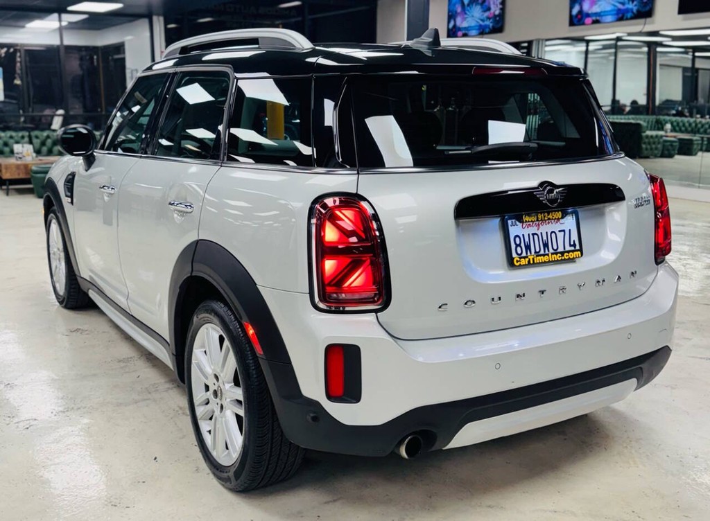MINI Countryman Vehicle Full-screen Gallery Image 09