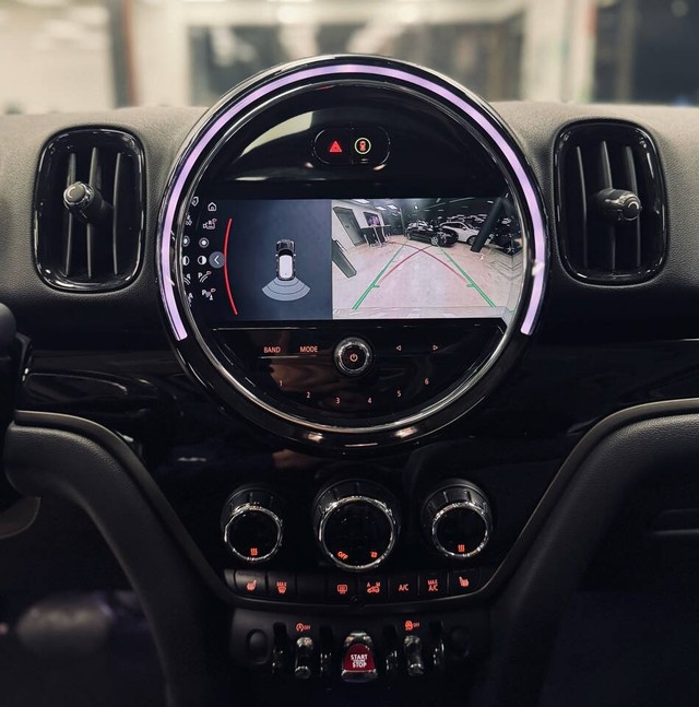MINI Countryman Vehicle Full-screen Gallery Image 17