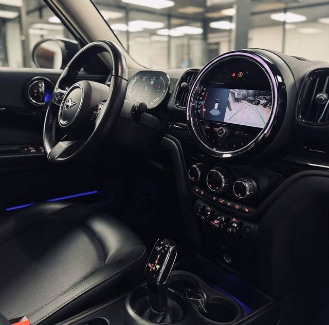 MINI Countryman Vehicle Full-screen Gallery Image 18