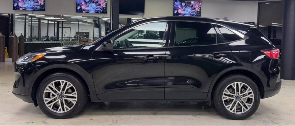 Ford Escape Vehicle Full-screen Gallery Image 05