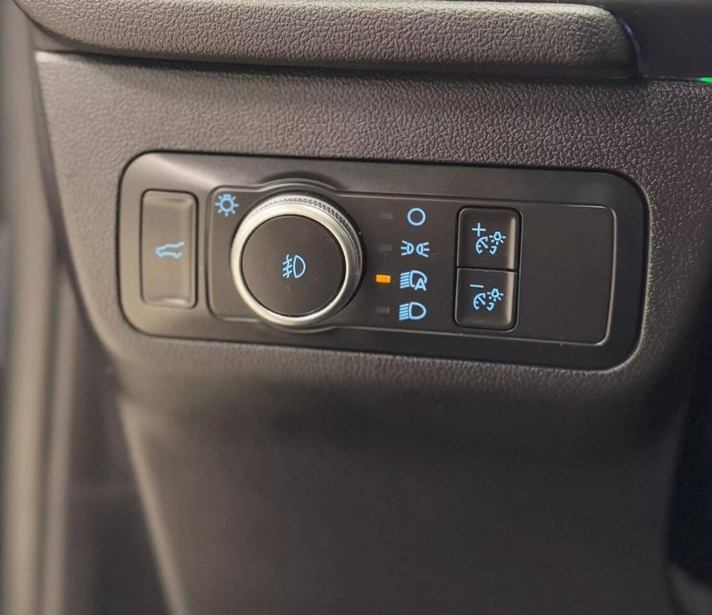 Ford Escape Vehicle Full-screen Gallery Image 13