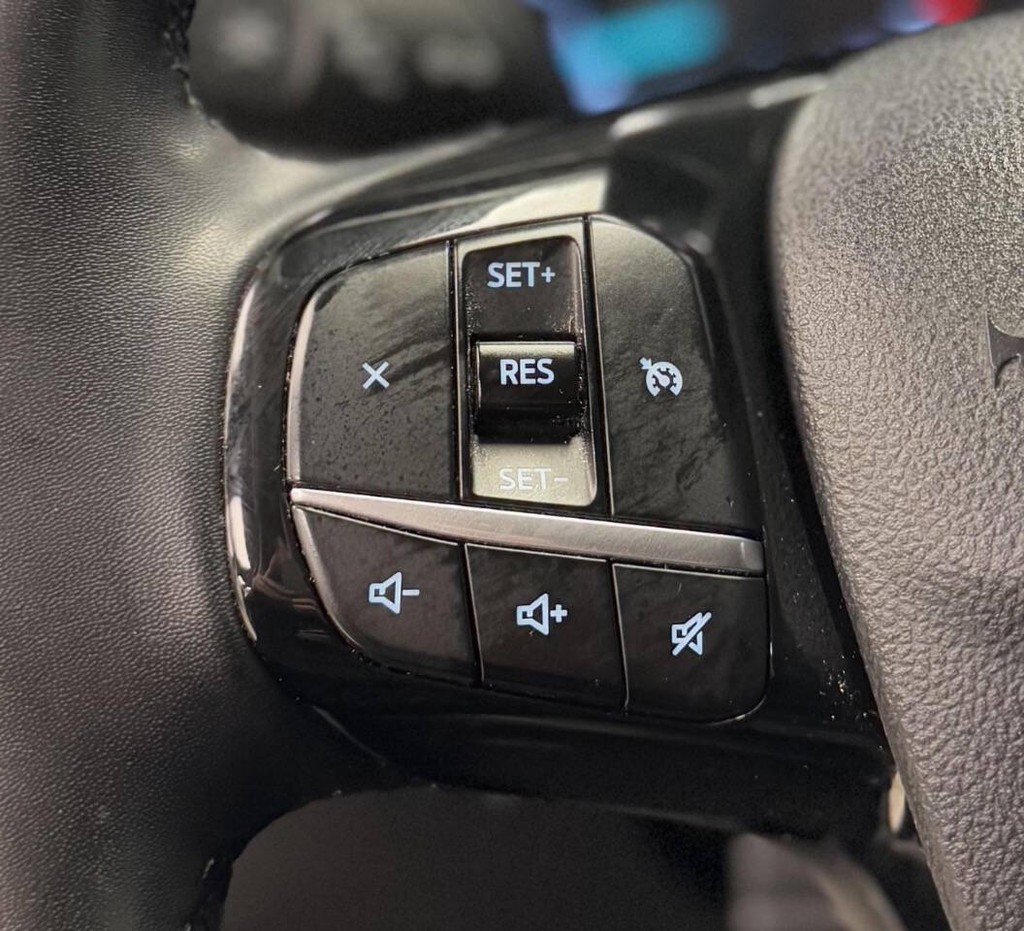 Ford Escape Vehicle Full-screen Gallery Image 17