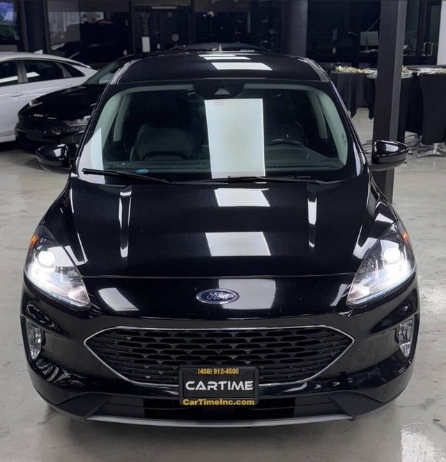 Ford Escape Vehicle Full-screen Gallery Image 04