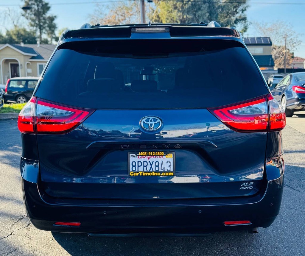 Toyota Sienna Vehicle Full-screen Gallery Image 05