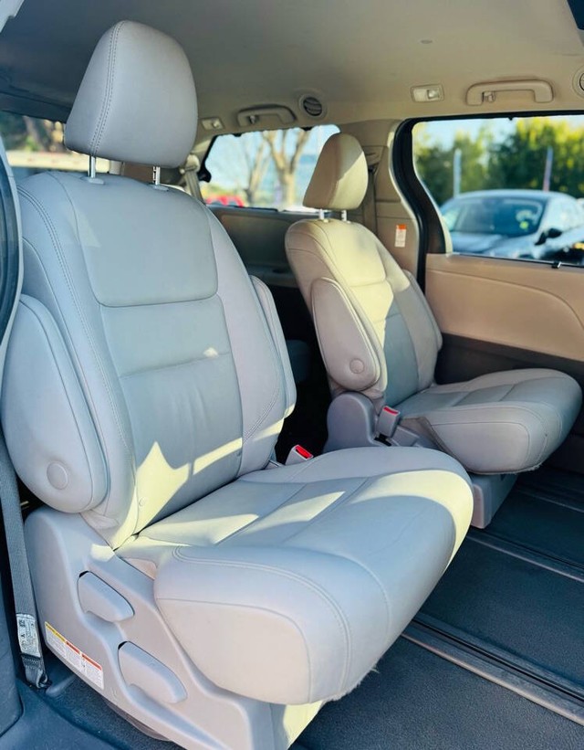 Toyota Sienna Vehicle Full-screen Gallery Image 19