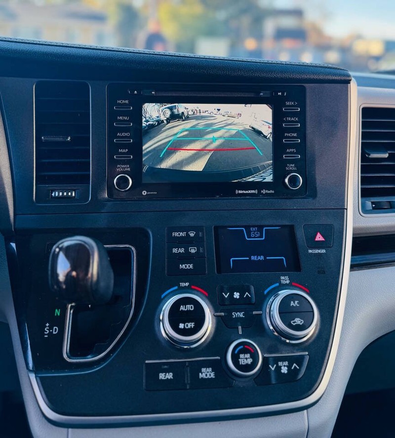 Toyota Sienna Vehicle Full-screen Gallery Image 14