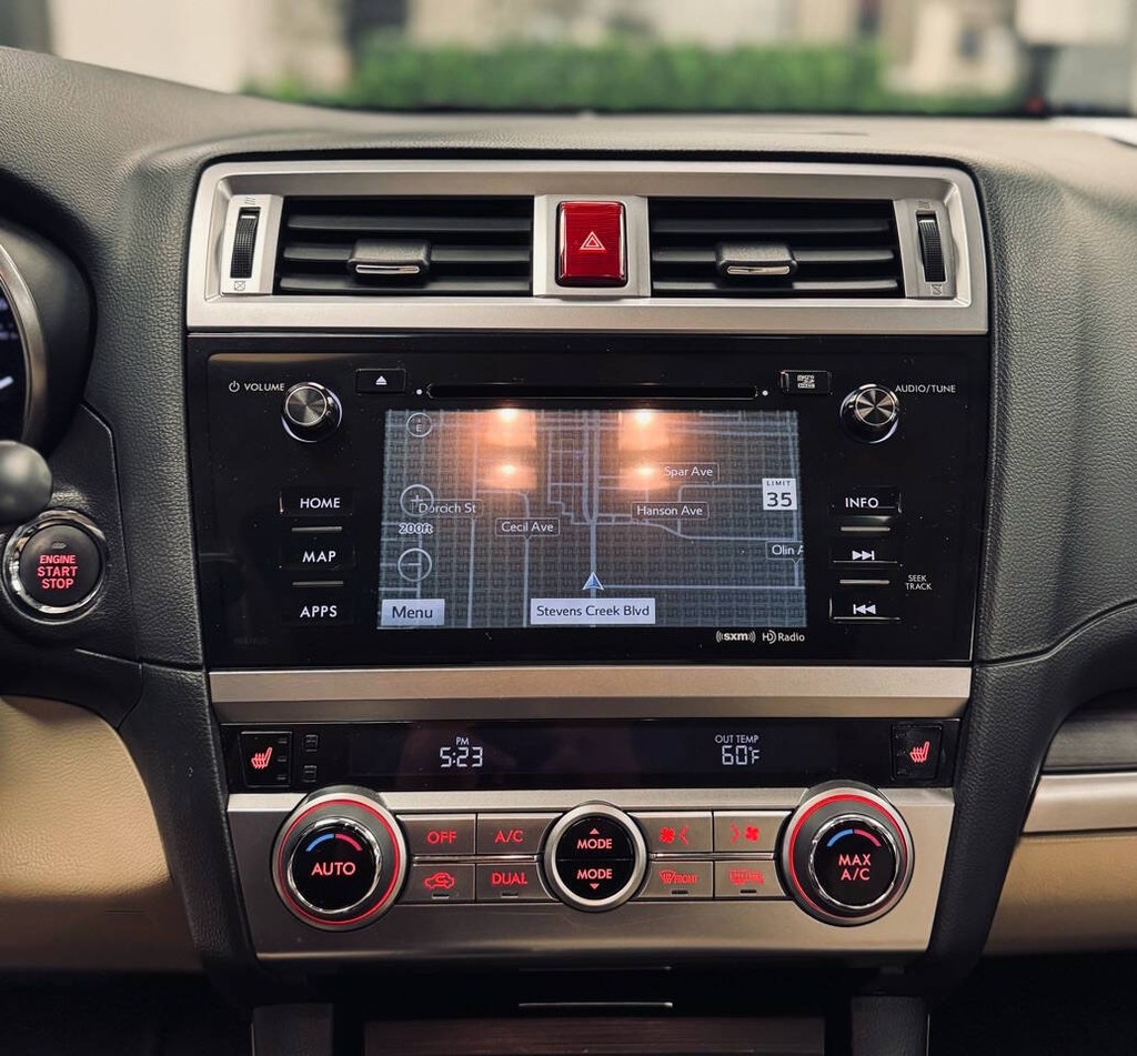 Subaru Legacy Vehicle Full-screen Gallery Image 12