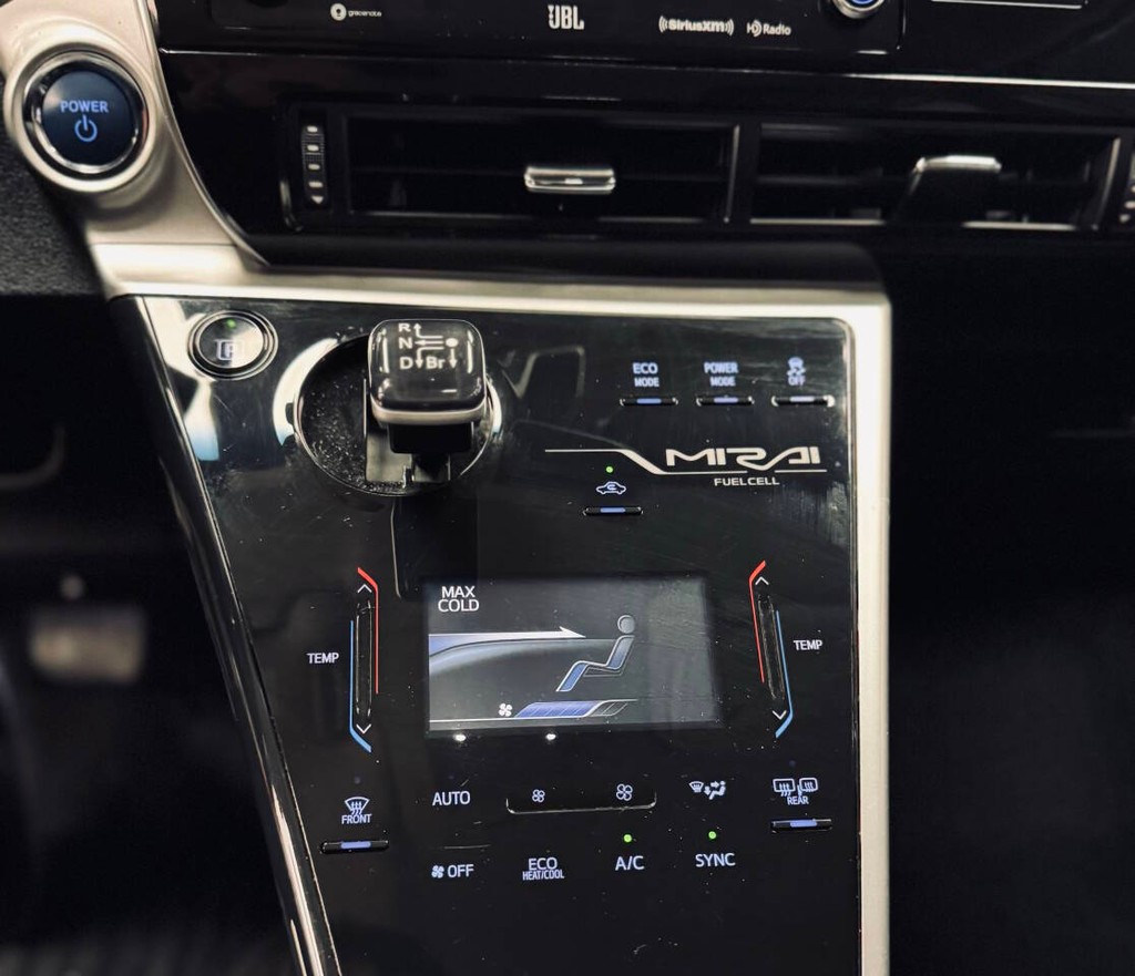 Toyota Mirai Vehicle Full-screen Gallery Image 12