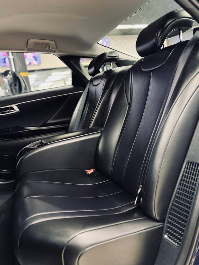 Toyota Mirai Vehicle Full-screen Gallery Image 14