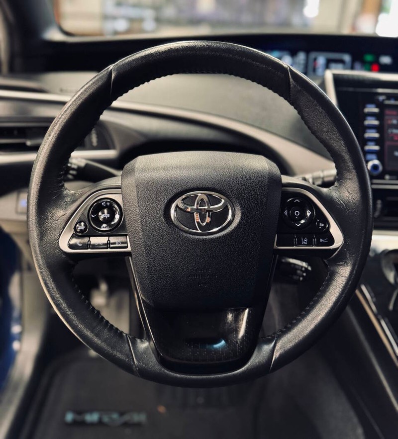 Toyota Mirai Vehicle Full-screen Gallery Image 09