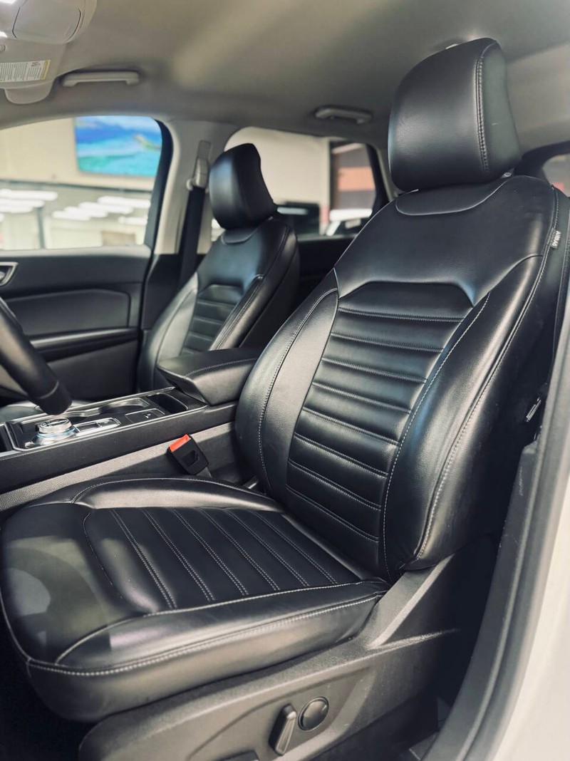 Ford Edge Vehicle Full-screen Gallery Image 13