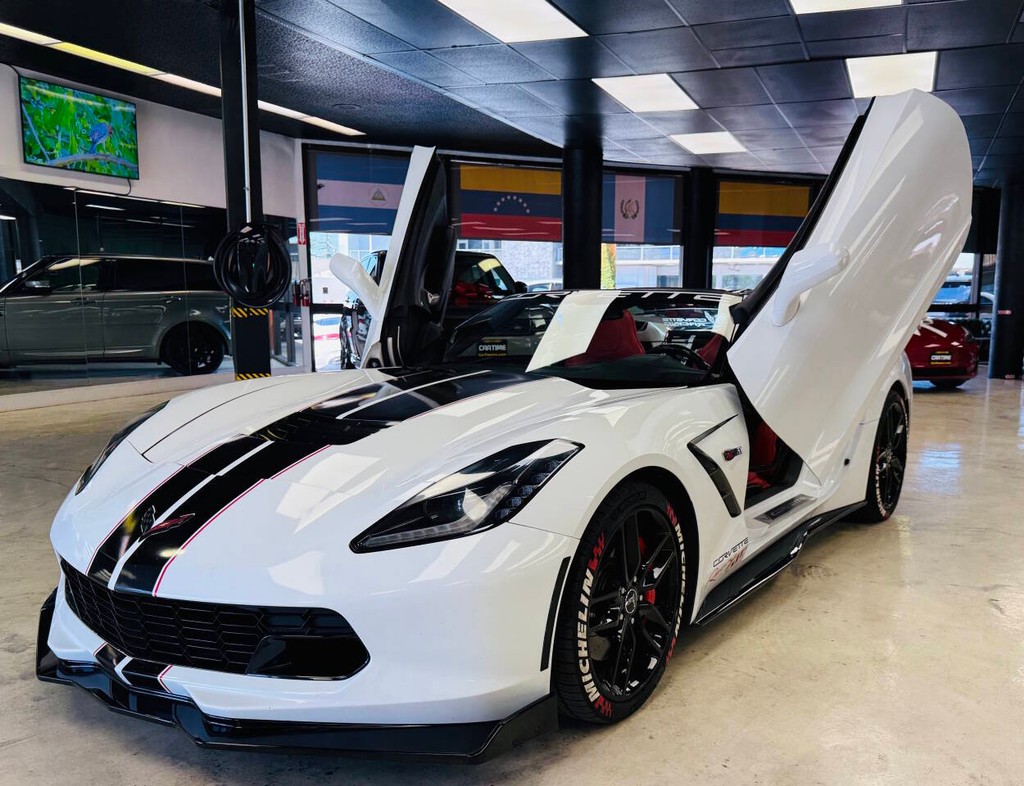 Chevrolet Corvette Vehicle Full-screen Gallery Image 12