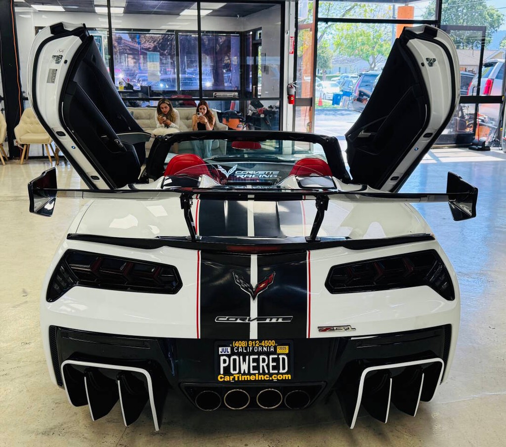 Chevrolet Corvette Vehicle Full-screen Gallery Image 16