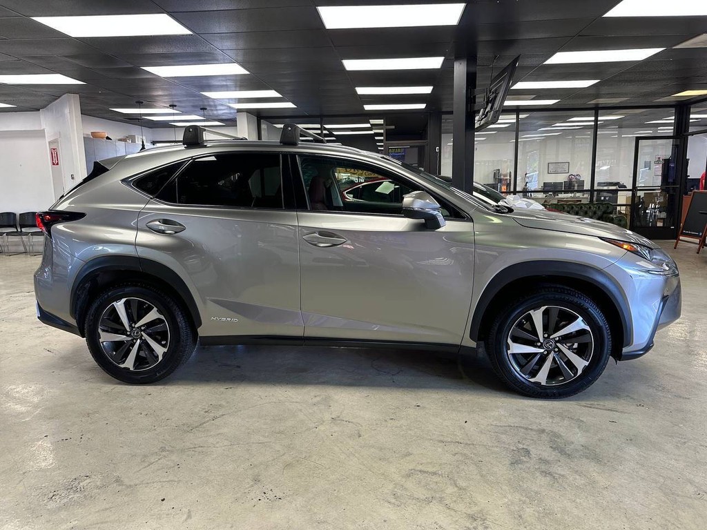 Lexus NX Vehicle Full-screen Gallery Image 06