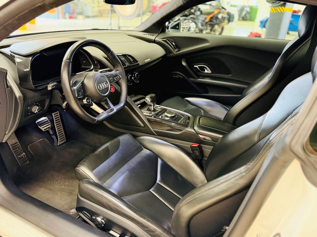 Audi R8 Vehicle Full-screen Gallery Image 12