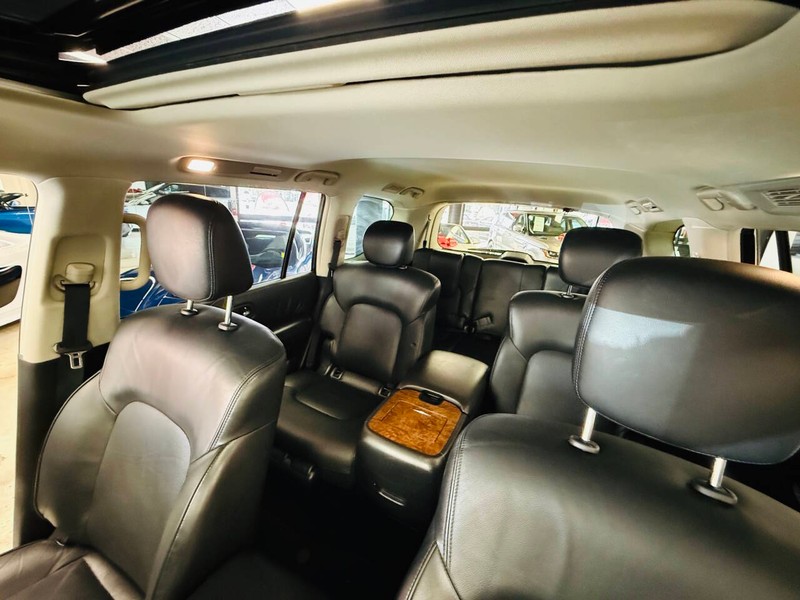 Nissan Armada Vehicle Full-screen Gallery Image 16