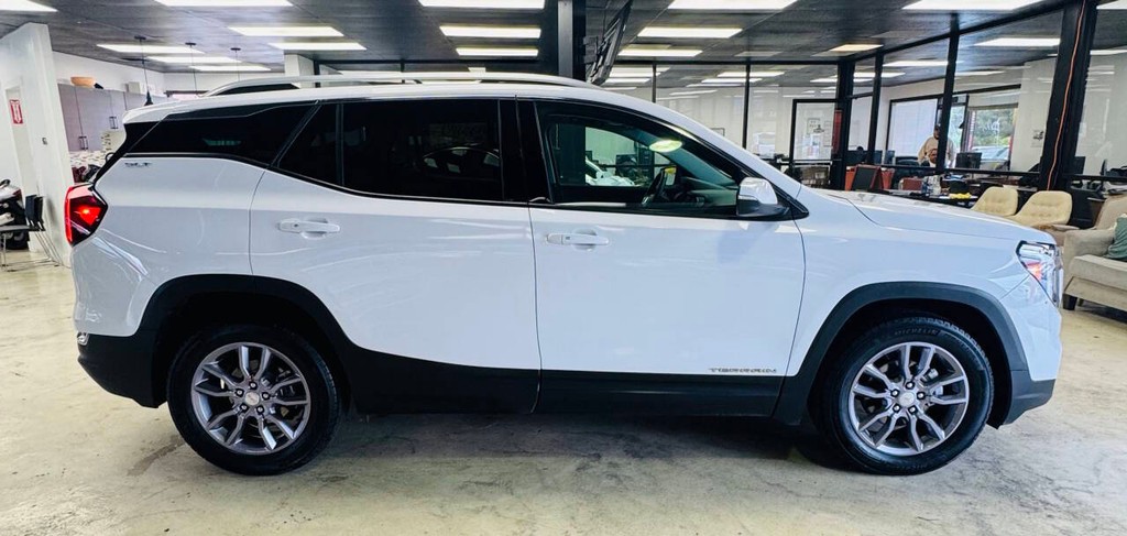 GMC Terrain Vehicle Full-screen Gallery Image 03