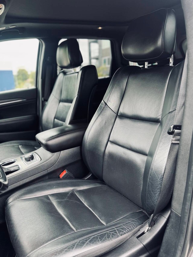 Jeep Grand Cherokee Vehicle Full-screen Gallery Image 11