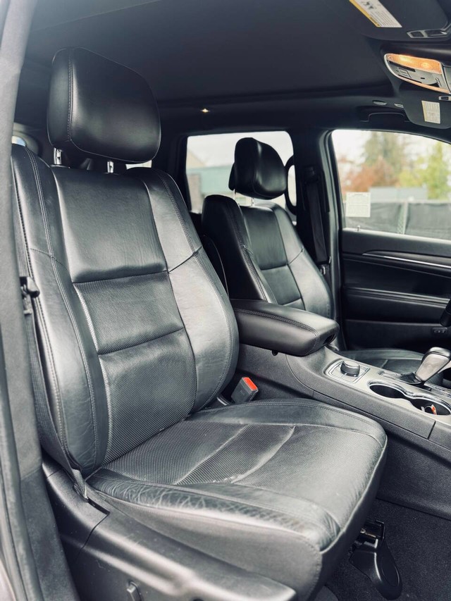 Jeep Grand Cherokee Vehicle Full-screen Gallery Image 12