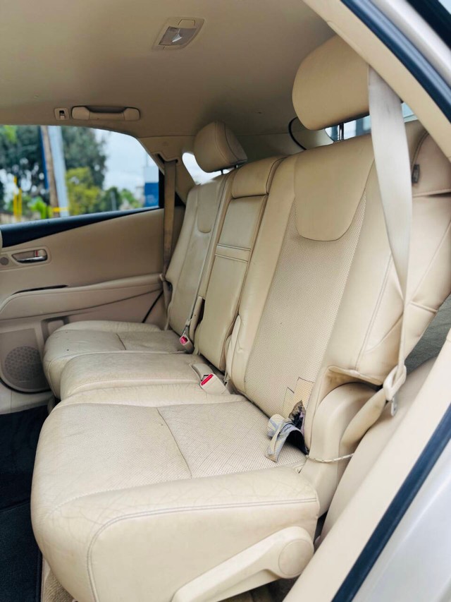 Lexus RX 450h Vehicle Full-screen Gallery Image 15