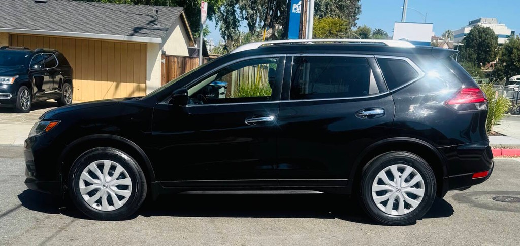 Nissan Rogue Vehicle Full-screen Gallery Image 02