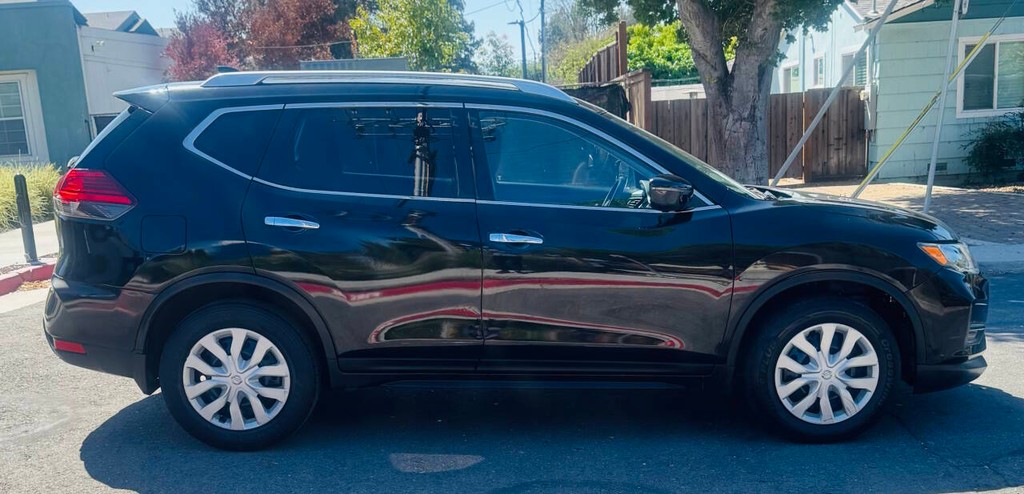 Nissan Rogue Vehicle Full-screen Gallery Image 03