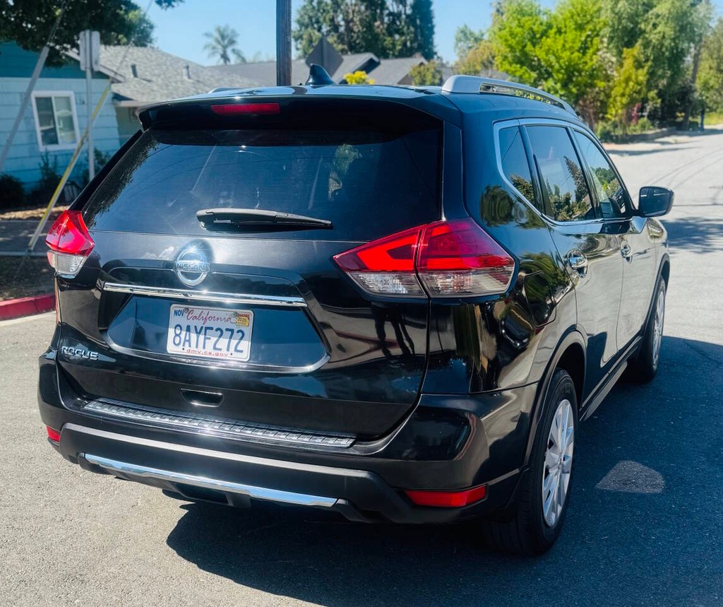 Nissan Rogue Vehicle Full-screen Gallery Image 09