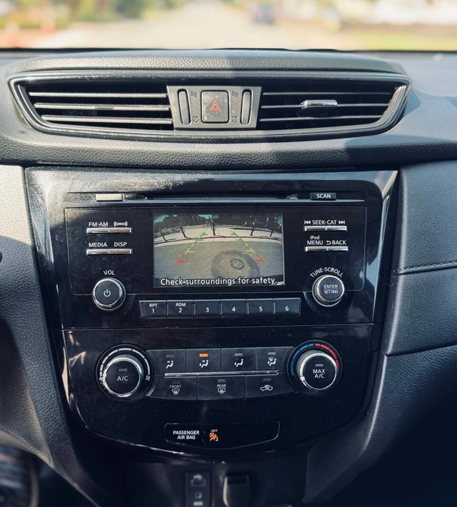 Nissan Rogue Vehicle Full-screen Gallery Image 09