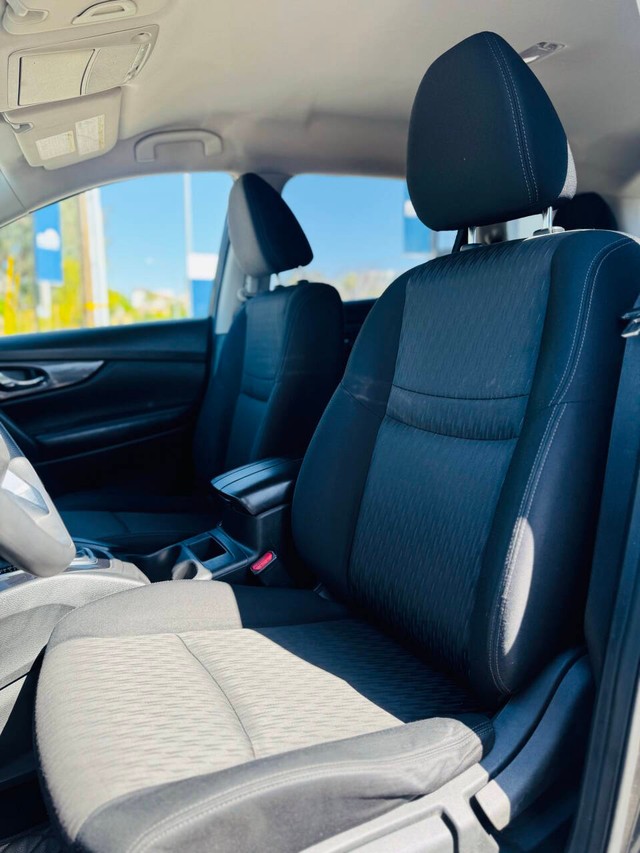 Nissan Rogue Vehicle Full-screen Gallery Image 12