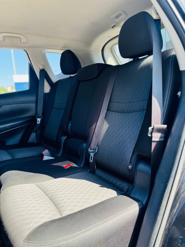 Nissan Rogue Vehicle Full-screen Gallery Image 13