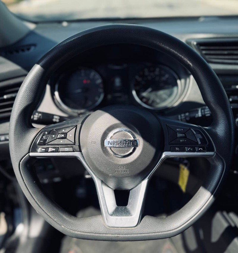 Nissan Rogue Vehicle Full-screen Gallery Image 09
