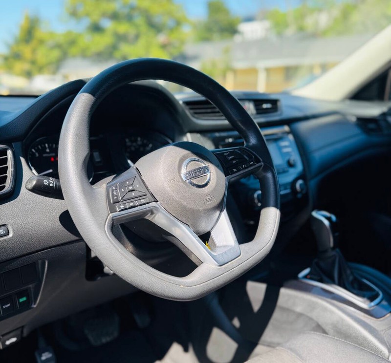 Nissan Rogue Vehicle Full-screen Gallery Image 10