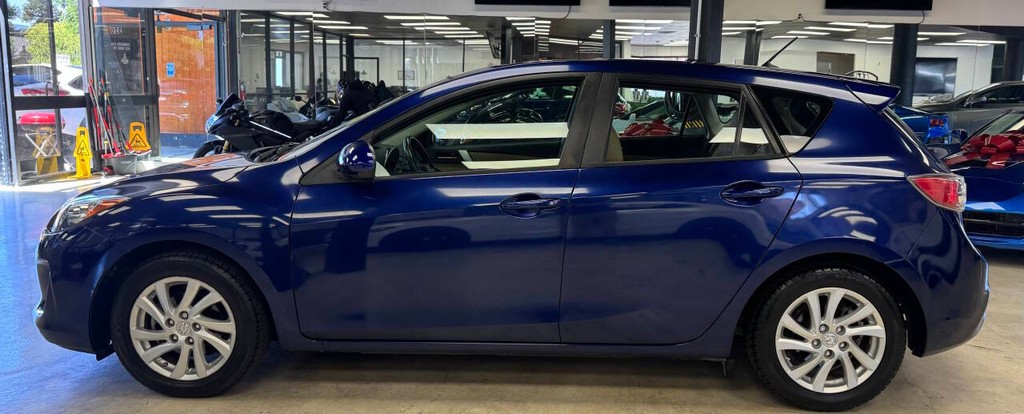 Mazda MAZDA3 Vehicle Full-screen Gallery Image 05