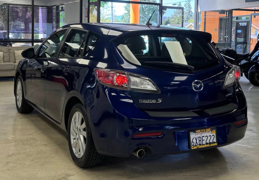 Mazda MAZDA3 Vehicle Full-screen Gallery Image 09