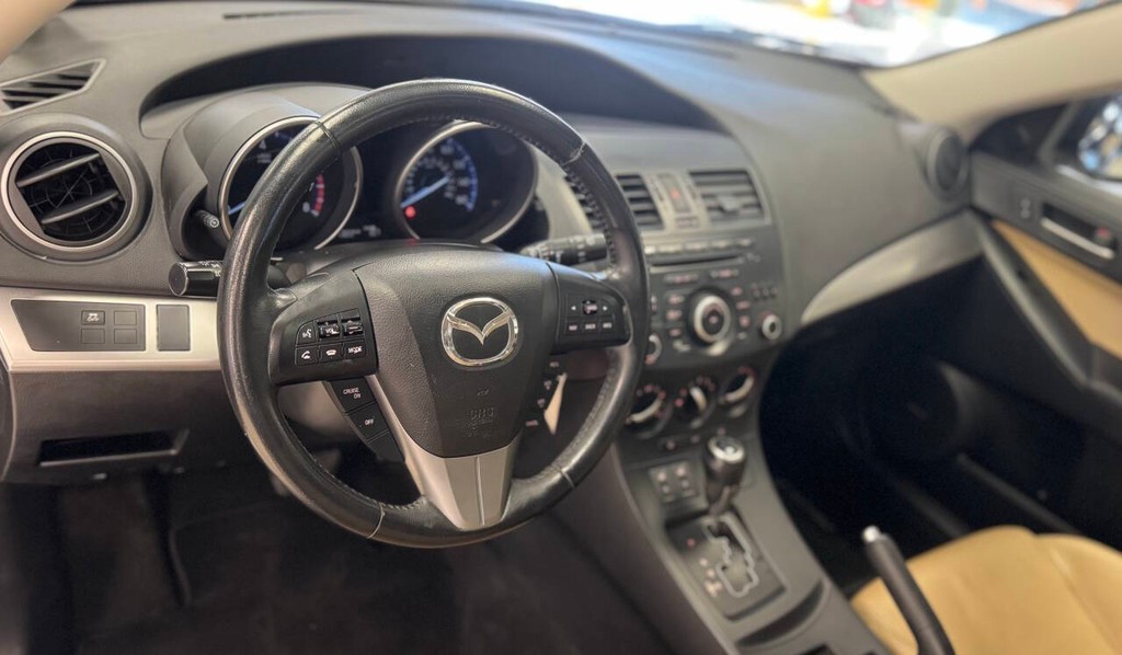 Mazda MAZDA3 Vehicle Full-screen Gallery Image 17