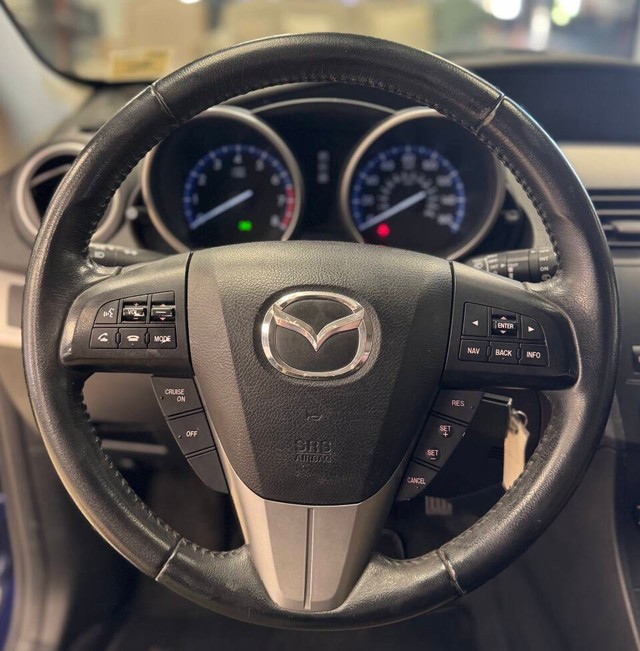 Mazda MAZDA3 Vehicle Full-screen Gallery Image 13