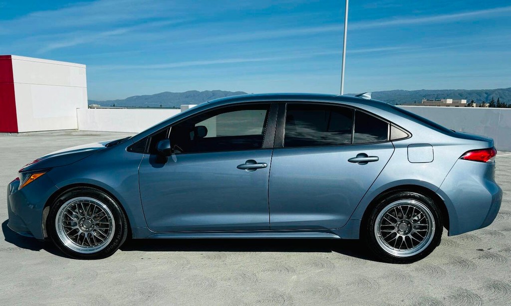 Toyota Corolla Vehicle Full-screen Gallery Image 02